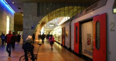 insanlar ve tren görünümünü tren istasyonu
