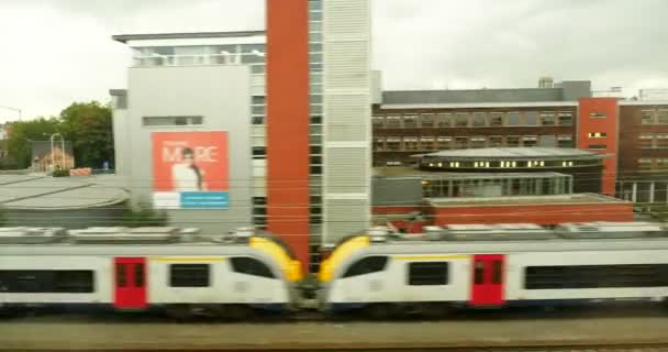 Blick Auf Gebäude Durch Zugfenster Konzept Bahnfahren — Stockvideo