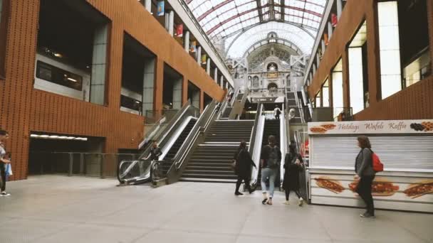 Tren Istasyonu Üzerinde Yürüyen Insanlar Yavaş Hareket Görünümü — Stok video