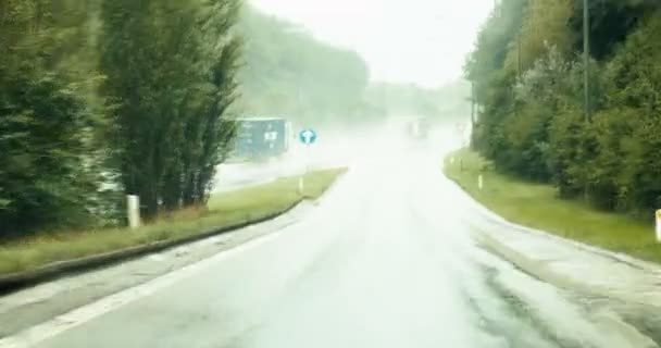 Voiture à vitesse rapide sur l'autoroute POV — Video