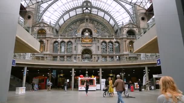 Slow Motion Video Weergave Van Mensen Lopen Treinstation — Stockvideo