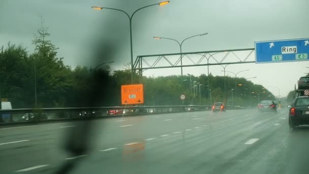 Rychle jedoucí auto na dálnici Pov — Stock video