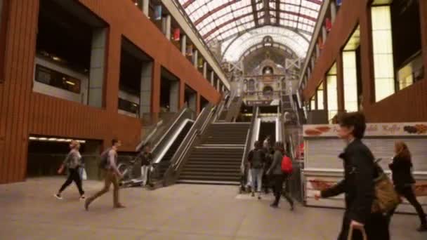 Вид Людей Идущих Железнодорожной Станции — стоковое видео