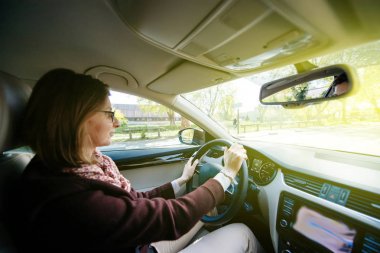 Üzerinden görüntülemek araba - zarif kadın trafik zevk şehirde bir araba içinde
