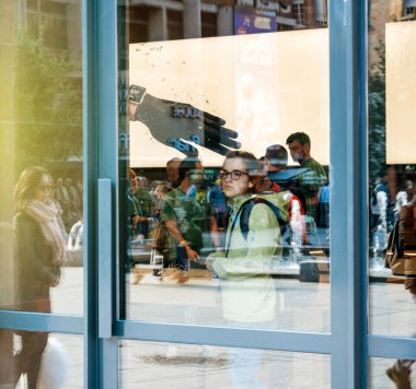 Elma stok içinde müşterilerinin sokaktan görüntülemek