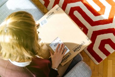 Kadın unboxing/açma Amazon.com kutusu 