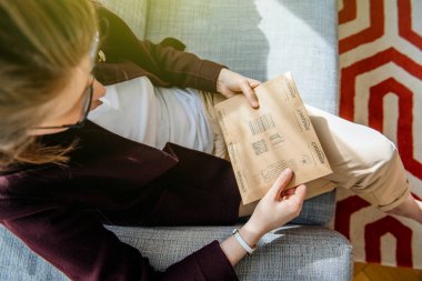 Kadın unboxing/açma Amazon.com kutusu 