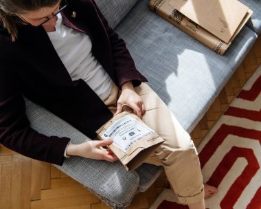 Kadın unboxing/açma Amazon.com kutusu 