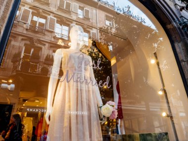 Strasbourg, Fransa - 27 Nisan 2017: Tara Jarmon moda mağaza butik showroom metin etiketi sadece evli ve gelinlik Haritayı penceredeki merkezi Fransız şehir. Tara Jarmon Paris merkezli Kanadalı moda tasarımcısı olduğunu.