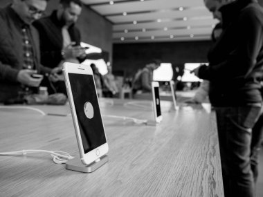 Strazburg; Fransa - 27 Nisan; 2016: siyah beyaz görüntü en son iphone 7 ve iphone 7 Plus Apple Store