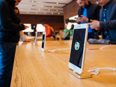 Apple Store Dünya günü içinde belgili tanımlık geçmiş müşteriler ile 