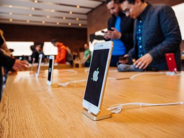 Apple Store Dünya günü içinde belgili tanımlık geçmiş müşteriler ile 