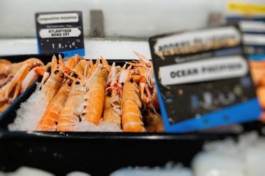 Crevettes ve kerevitleri süpermarket durak üzerinde