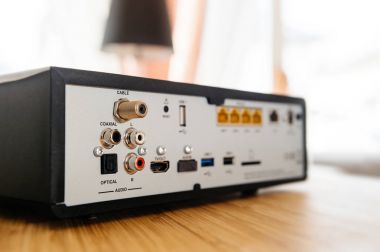 Bağlantı arkasında tv kutusu için birden çok bağlantı noktası 