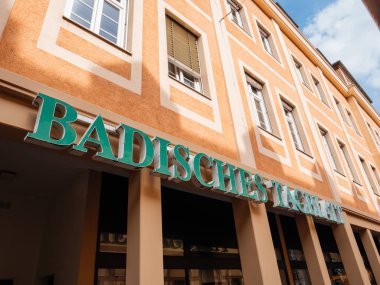 Kehl, Almanya - 3 Şubat 2017: şehir Store Sokağı'nda açık işaretleri görünümünü