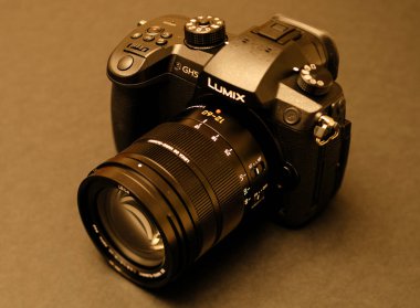New Panasonic Lumix GH5 and Leica 12-60 camera lens clipart