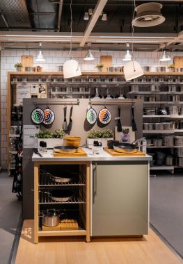 IKEA mobilya mağazasında alışveriş 
