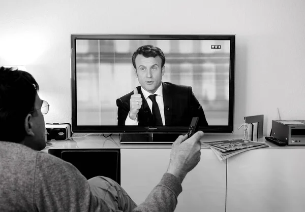 Candidato simpatizante viendo debate entre Emmanuel Macron y —  Fotos de Stock