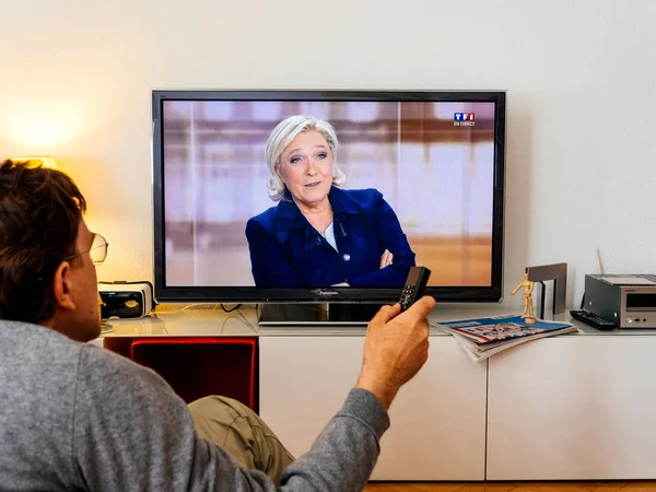 Apoiante candidato assistindo debate entre Emmanuel Macron e — Fotografia de Stock