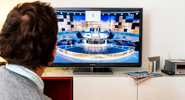 Apoiante candidato assistindo debate entre Emmanuel Macron e — Fotografia de Stock