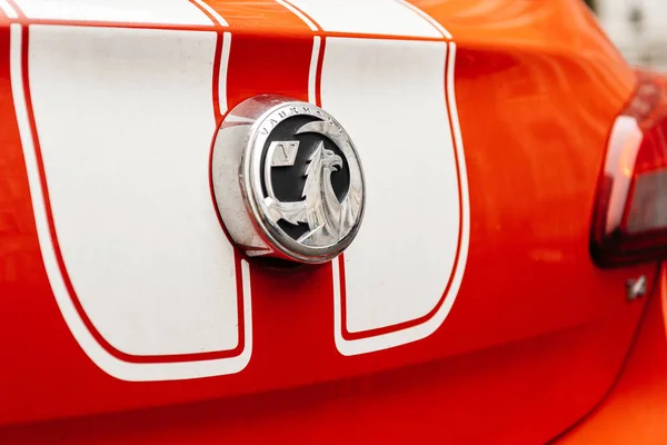 Insígnia logotipo Vauxhall em um carro esporte vermelho no Reino Unido — Fotografia de Stock