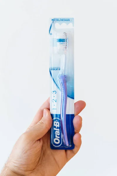 Oral-B fogkefe, a férfi keze — Stock Fotó