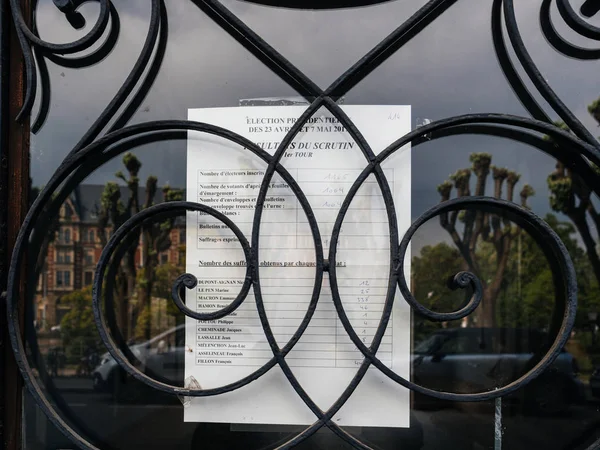 França eleições resultados em uma porta de estação de agrupamento — Fotografia de Stock