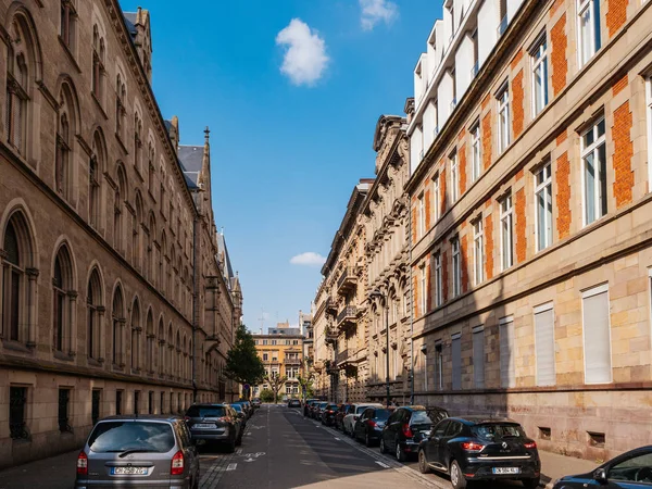 : Rue Wencker street with typical French architecture apartment buildings — Stock Photo, Image