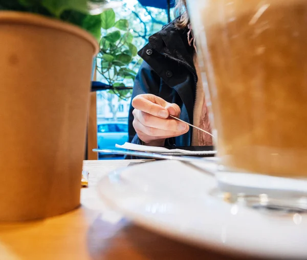 Donna nel caffè francese - vista attraverso tazze di caffè — Foto Stock