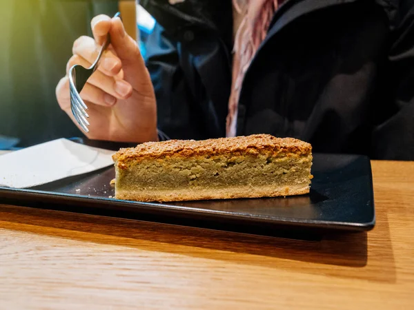 Fransız Cafe Geleneksel Croute Içinde Yemek Kadın Tatlı Yeşil Çay — Stok fotoğraf