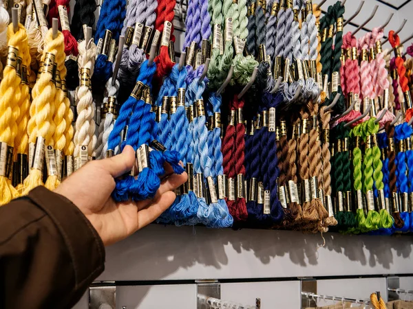 Szempontból az ember vásárol a Makramé többszínű szál — Stock Fotó