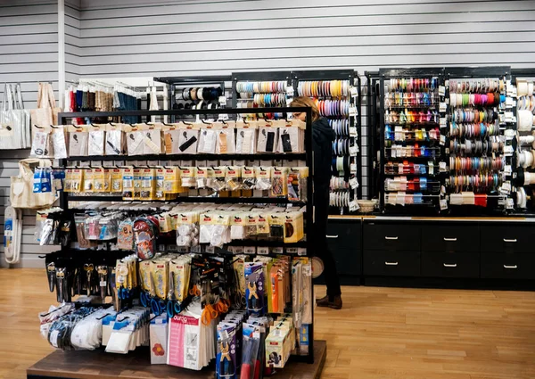 Mujer dentro de tienda textil tienda de tela — Foto de Stock