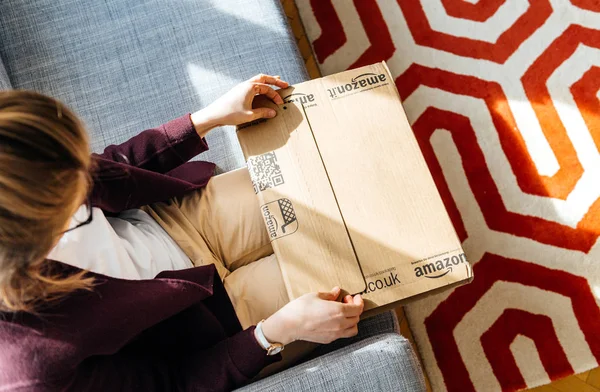 Donna unboxing disimballaggio Amazon.com scatola — Foto Stock