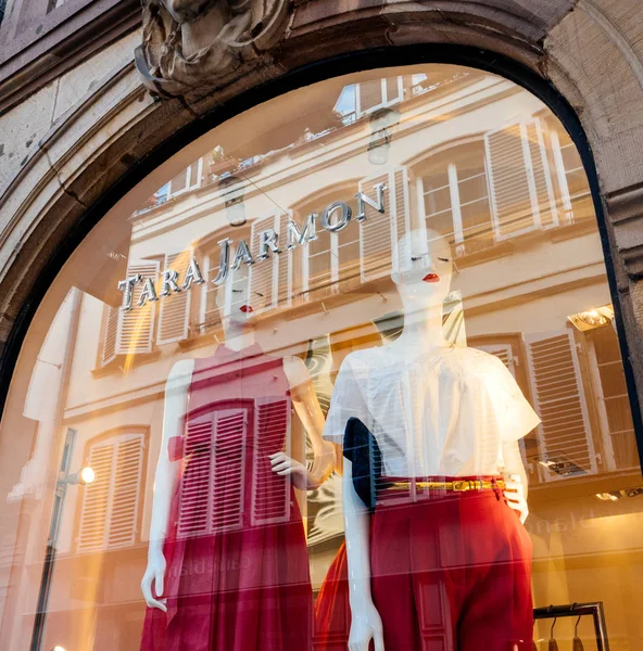 Tara jamron fashion boutique store mit hochzeitskleidern für hochzeiten — Stockfoto