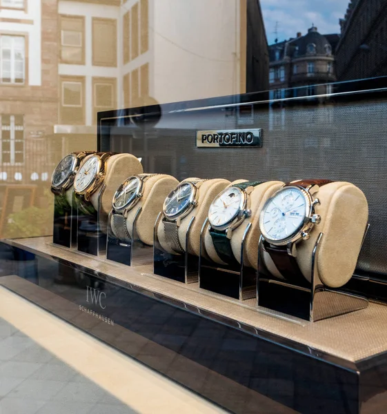 Роскошный часовой магазин IWC Portofino со швейцарскими часами — стоковое фото