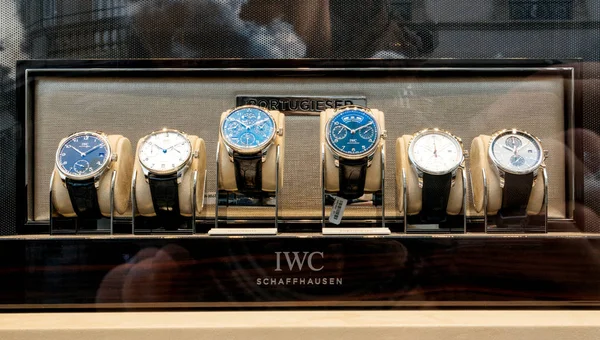Luxusuhrengeschäft mit Schweizer Uhren — Stockfoto
