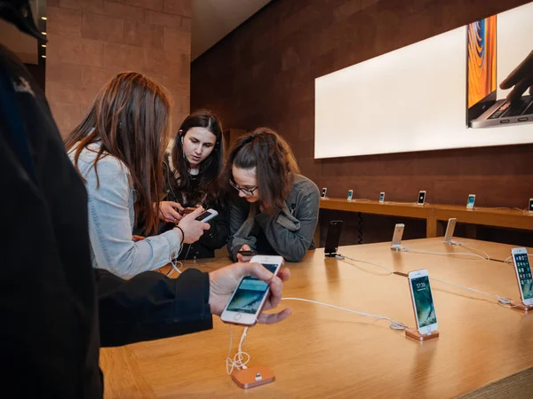 Підліток дівчата друзів тестування останні iphone в Apple Store — стокове фото