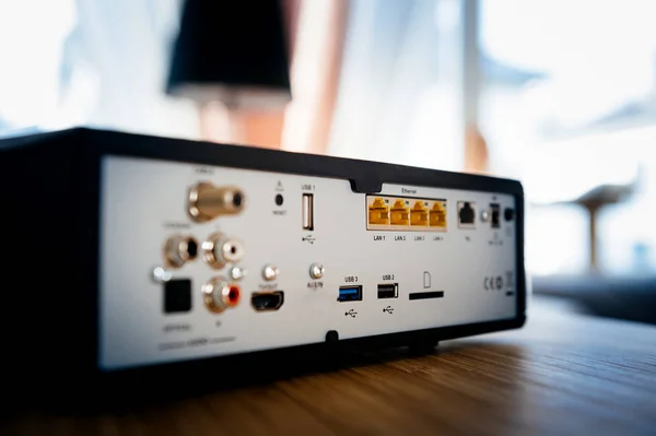 Múltiples puertos para conexión detrás de la caja de TV —  Fotos de Stock