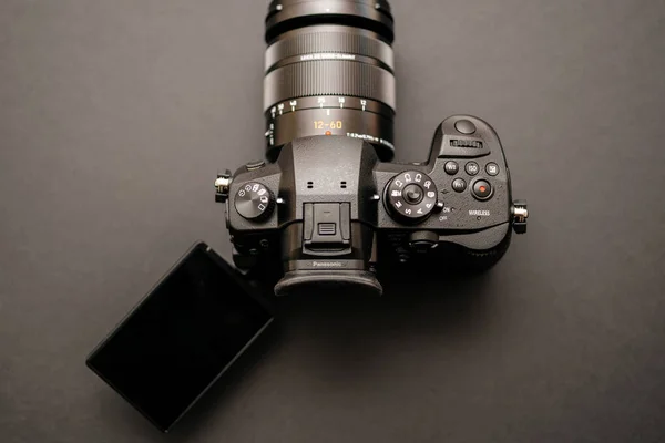 Neues panasonic lumix gh5 und leica 12-60 kameraobjektiv — Stockfoto