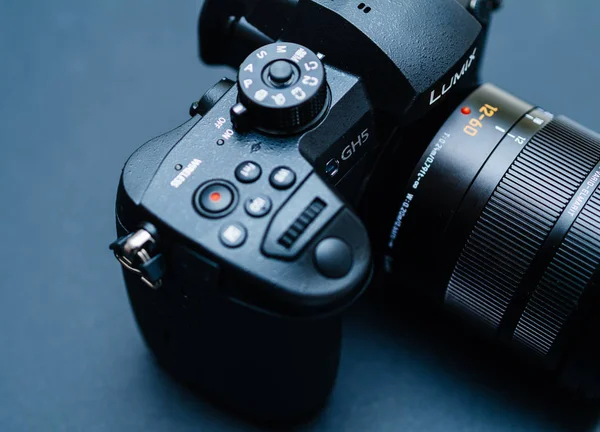 Nieuw Panasonic Lumix Gh5 en Leica 12-60 cameralens — Stockfoto