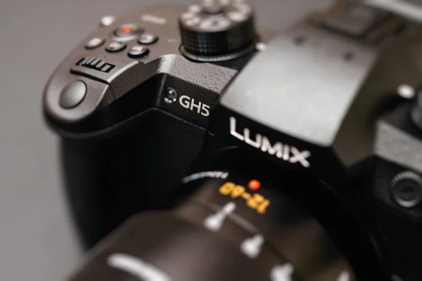 Neues panasonic lumix gh5 und leica 12-60 kameraobjektiv — Stockfoto