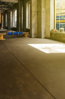 İnşaat site iç ile büyük pencereler ve tüpler 