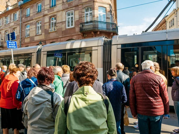 Skupina seniorů na návštěvě francouzského Štrasburku — Stock fotografie