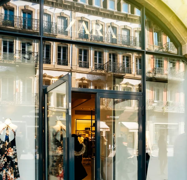 Zara Mujer de entrada a la tienda entrar en la tienda — Foto de Stock