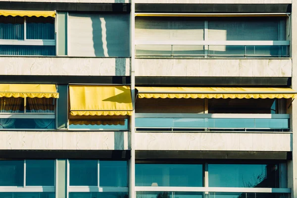 Řada balkon s Markízou otevřela — Stock fotografie