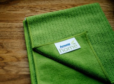 Ahşap zemin üzerine yeşil mikrofiber bez Amway ev