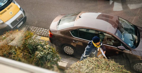 Post-Kurierfahrer liefert Paket aus — Stockfoto