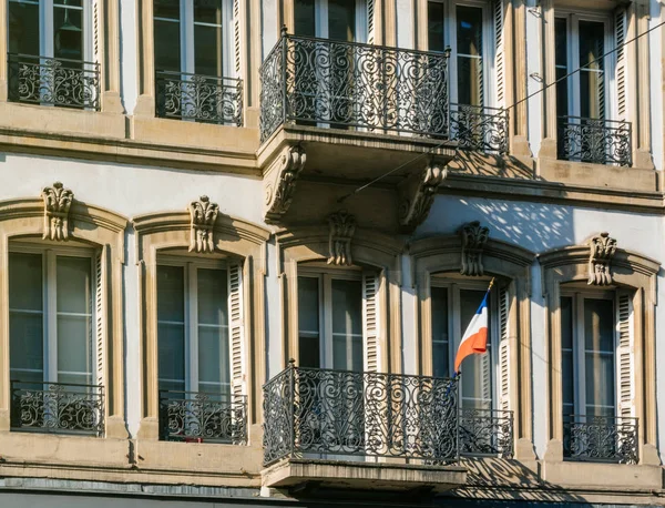 Französische Flagge auf einem Balcny — Stockfoto