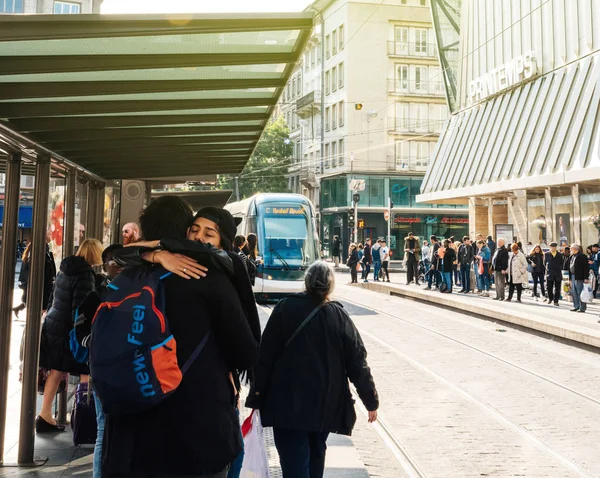 Érkezés állomás Franciaországban az emberek csúcsforgalomban villamos com — Stock Fotó