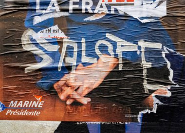 Marine Le Pen poster ikinci oylama yuvarlak Fransa baş tahrip
